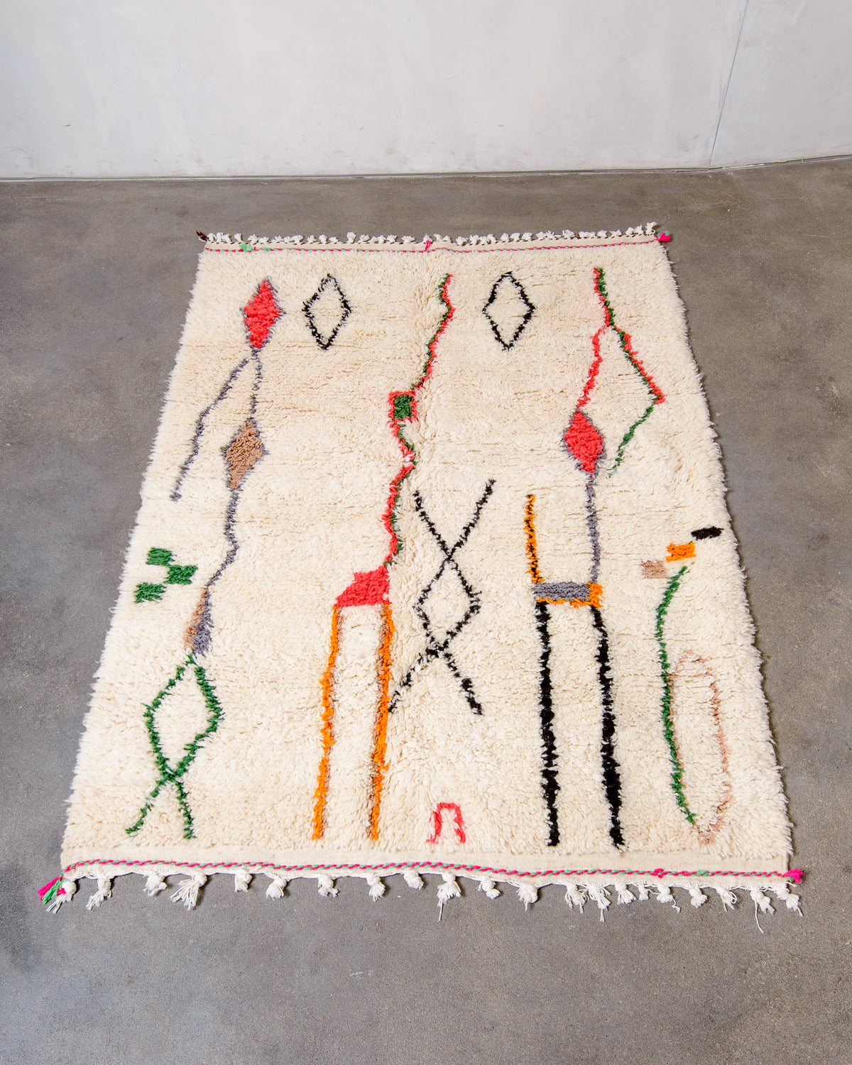 Modern designer handcrafted Berber rug from Morocco. Azilal rug with beautiful colours and patterns. Made of sheep’s wool and cotton.